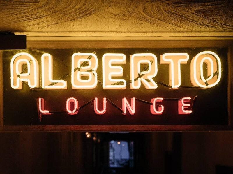 Alberto's Lounge